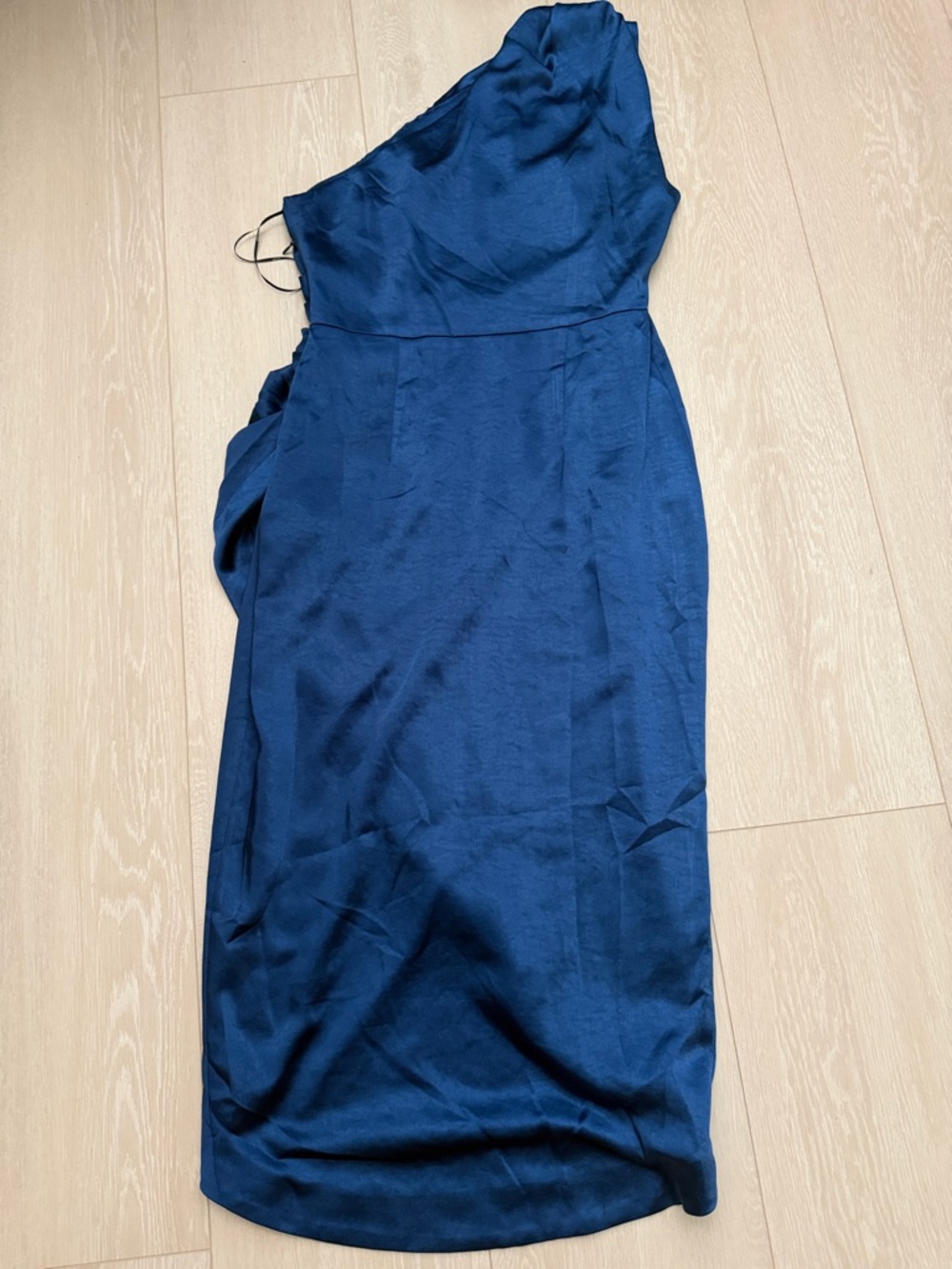Elliatt Satin Cassini Sapphire Blue Ruched One-Shoulder Midi Dress - Picture 9 of 9